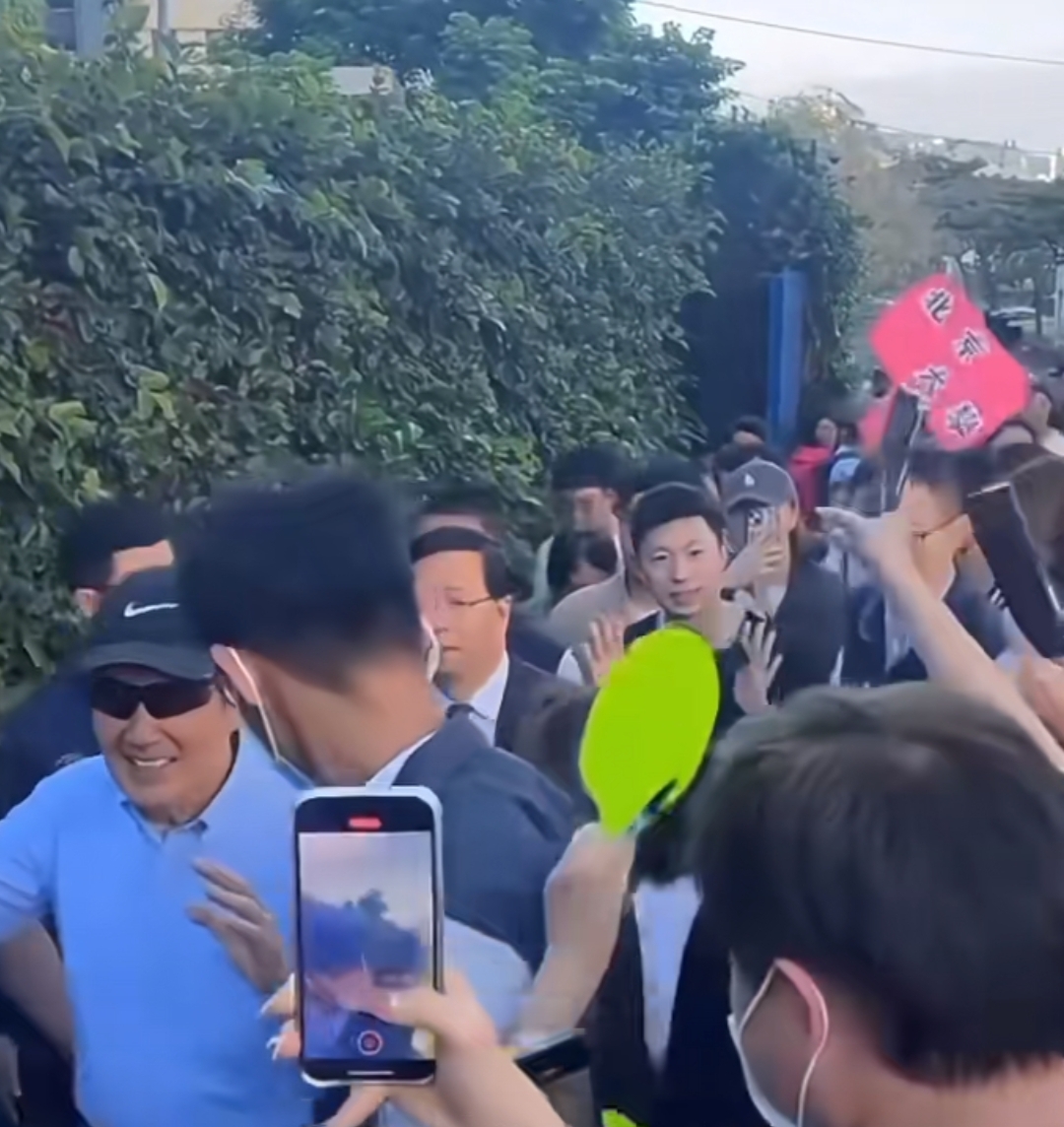 包含超级明星的精彩演出让球迷为之疯狂的词条 包含超级明星的精彩演出让球迷为之疯狂的词条